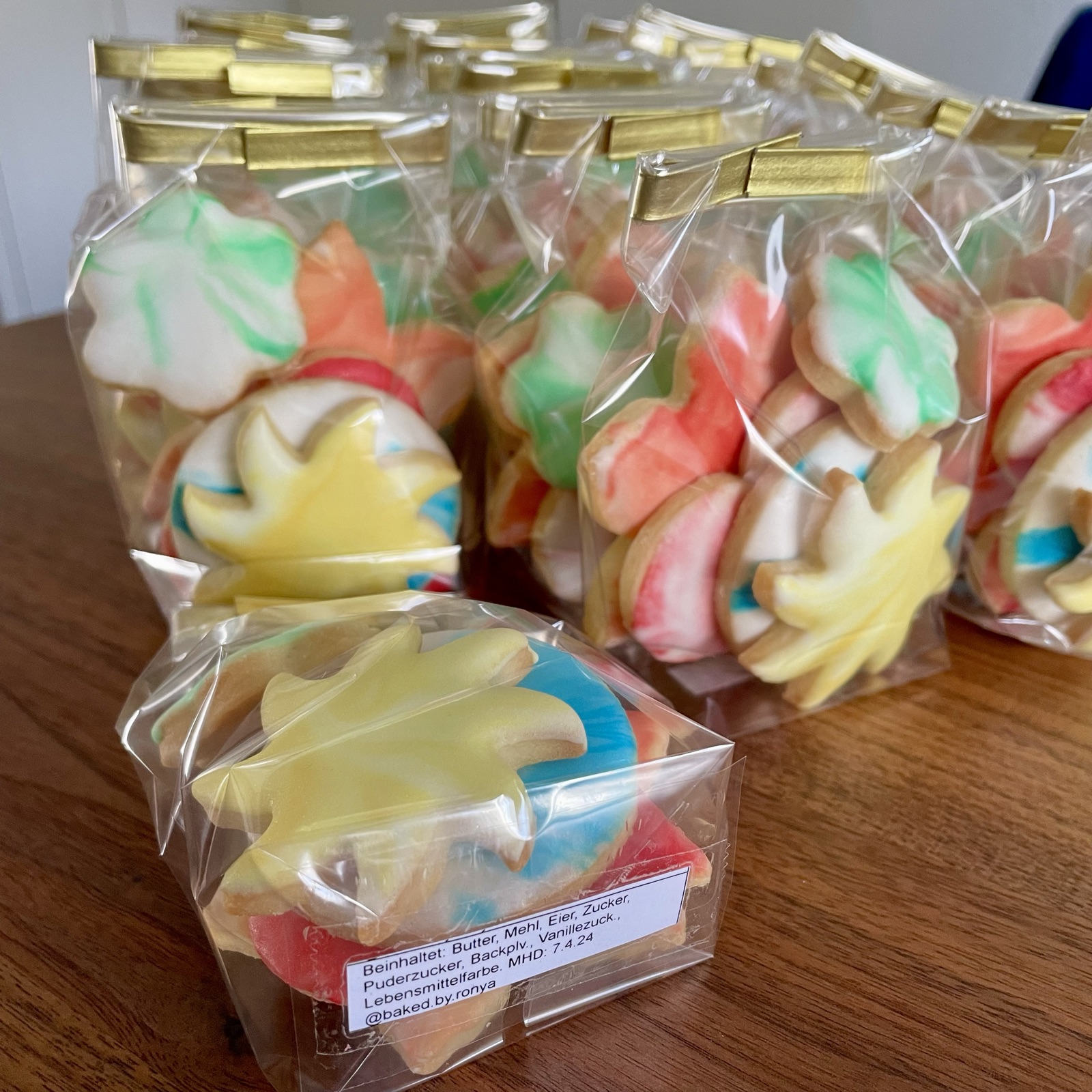 Einzeln verpackte Royal Icing Cookies mit bunten Sommermotiven